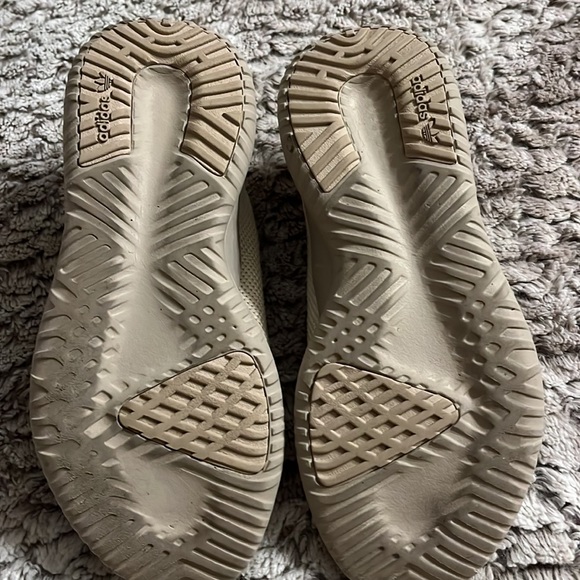 Woman’s Adidas Size 5 - - Picture 3 of 6